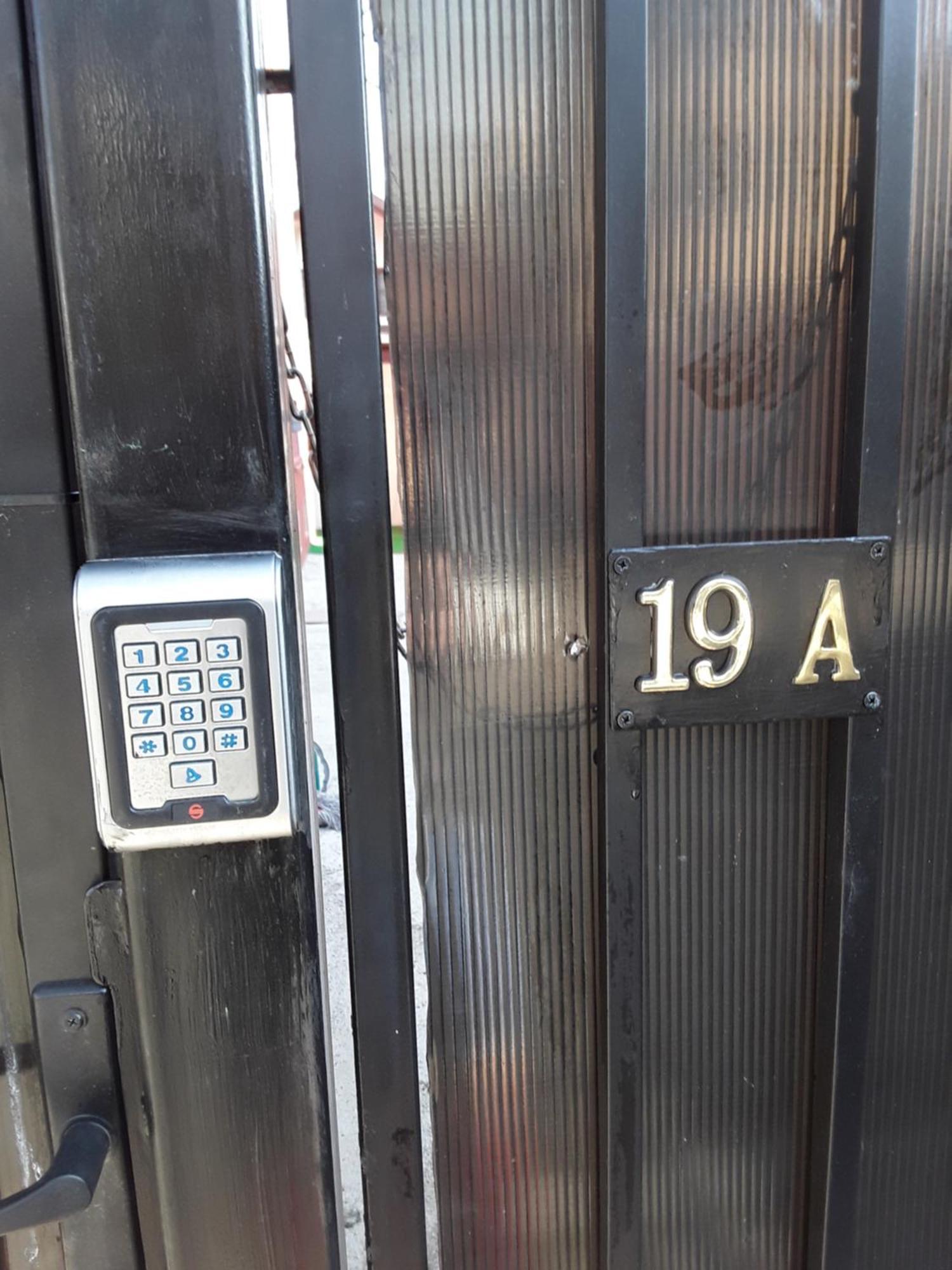 Aura'S West Accommodation Private Parking In Front Yard ブカレスト エクステリア 写真