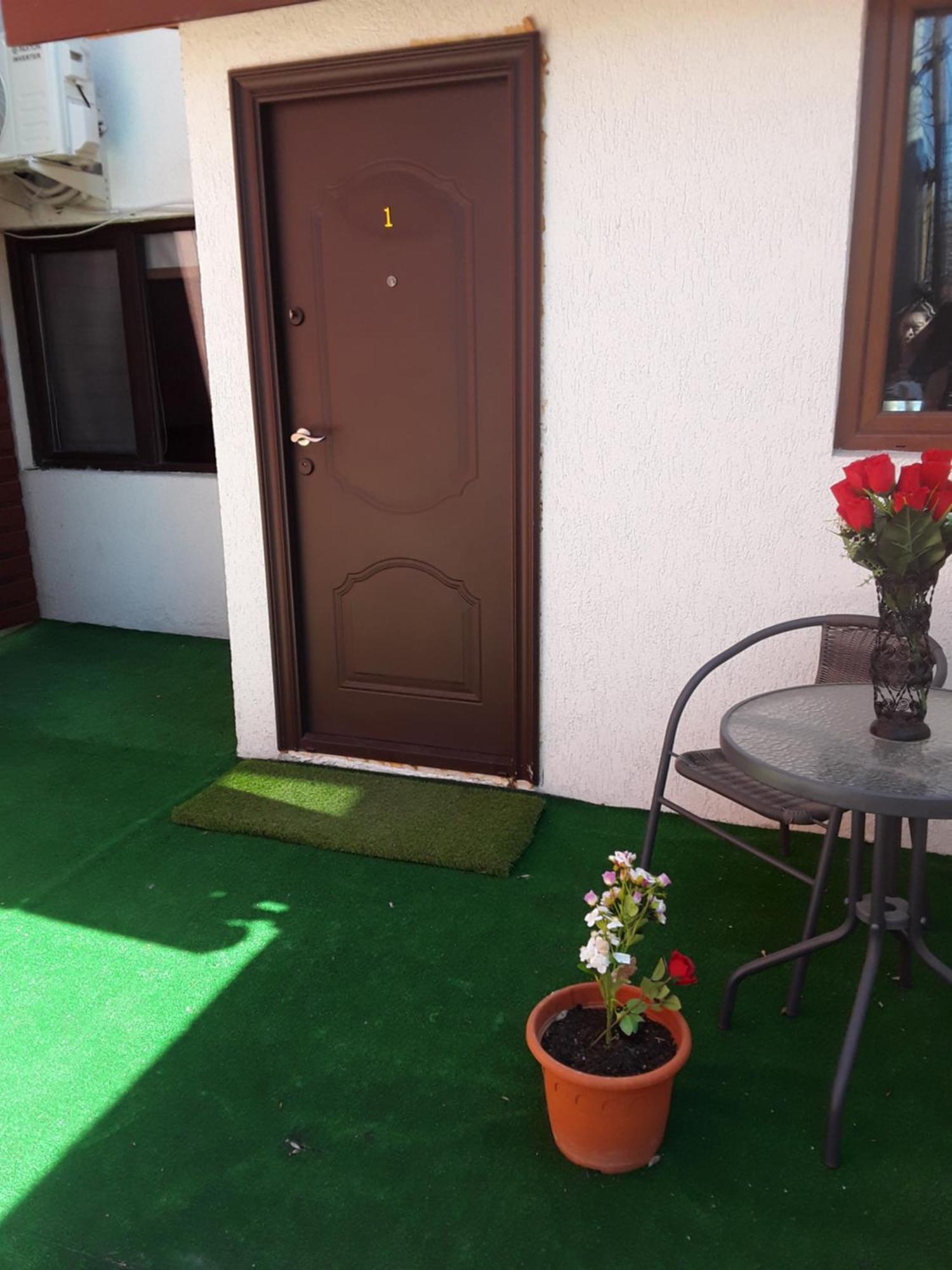 Aura'S West Accommodation Private Parking In Front Yard ブカレスト エクステリア 写真