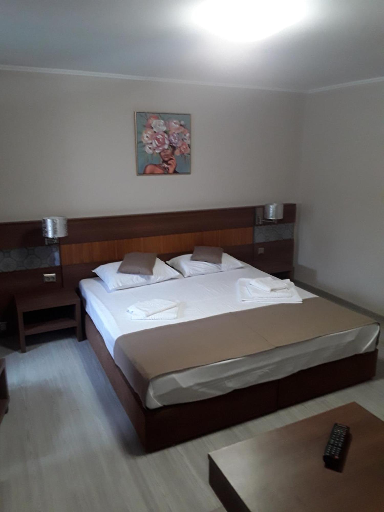 Aura'S West Accommodation Private Parking In Front Yard ブカレスト エクステリア 写真