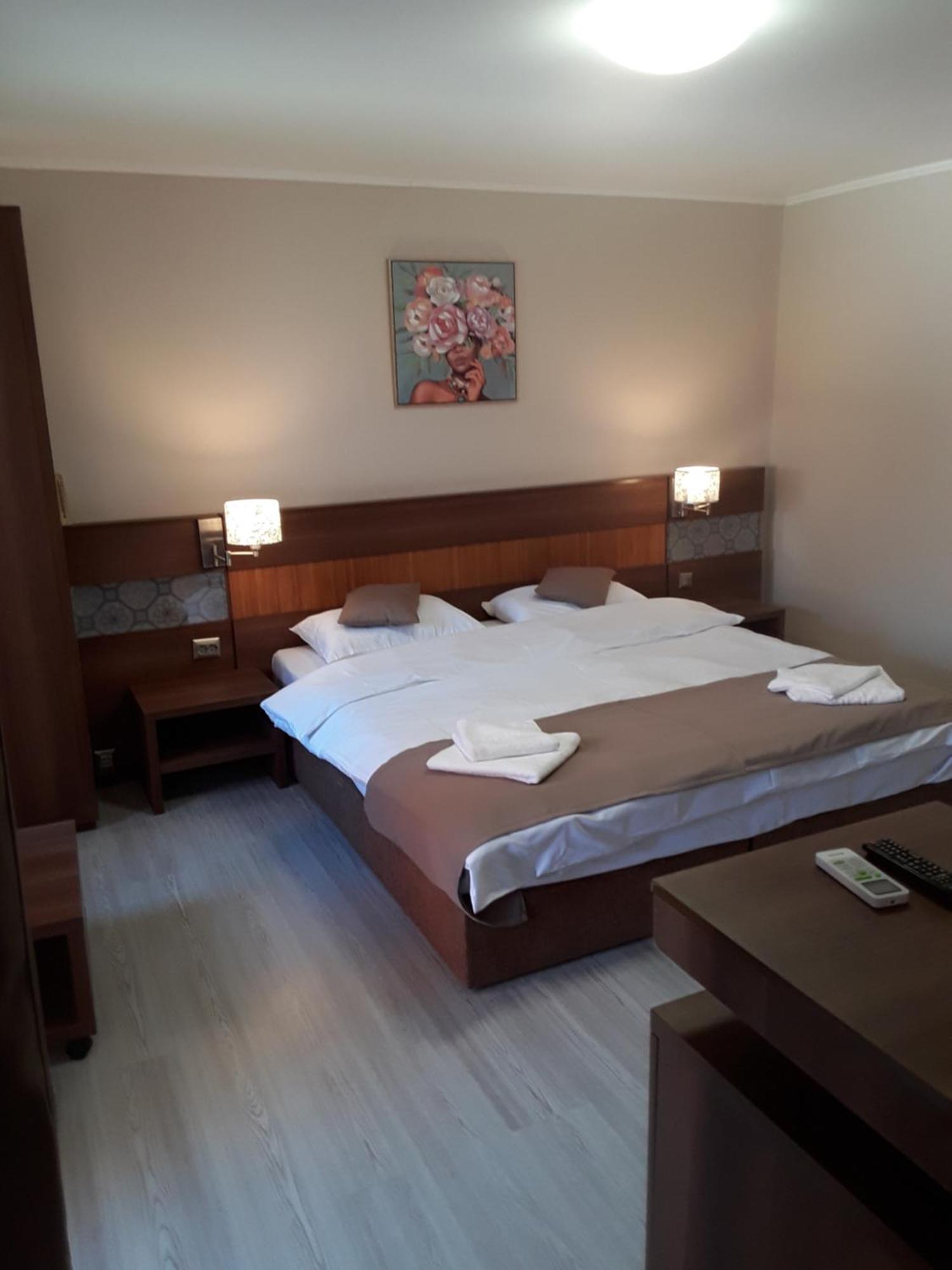 Aura'S West Accommodation Private Parking In Front Yard ブカレスト エクステリア 写真