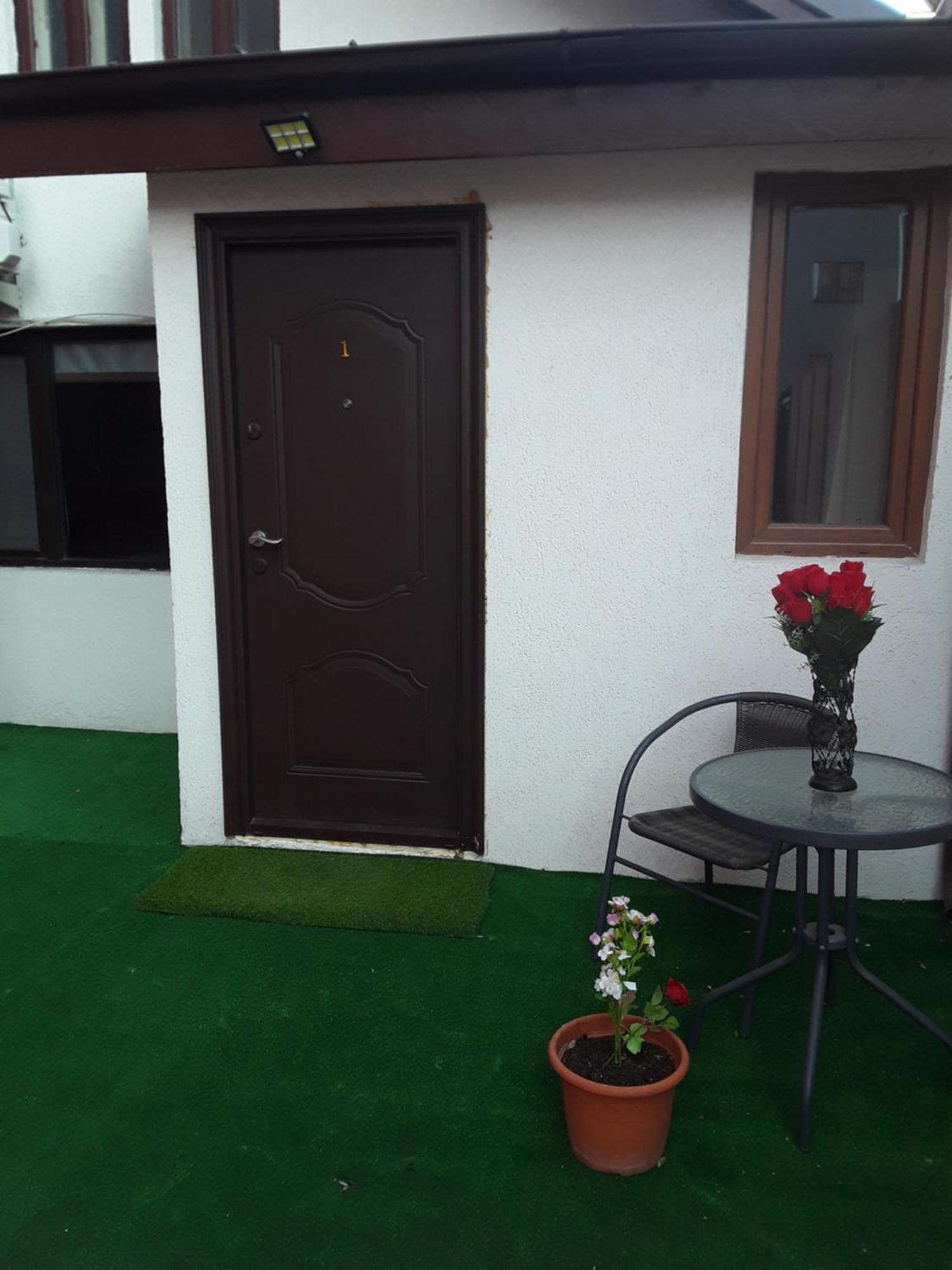 Aura'S West Accommodation Private Parking In Front Yard ブカレスト エクステリア 写真