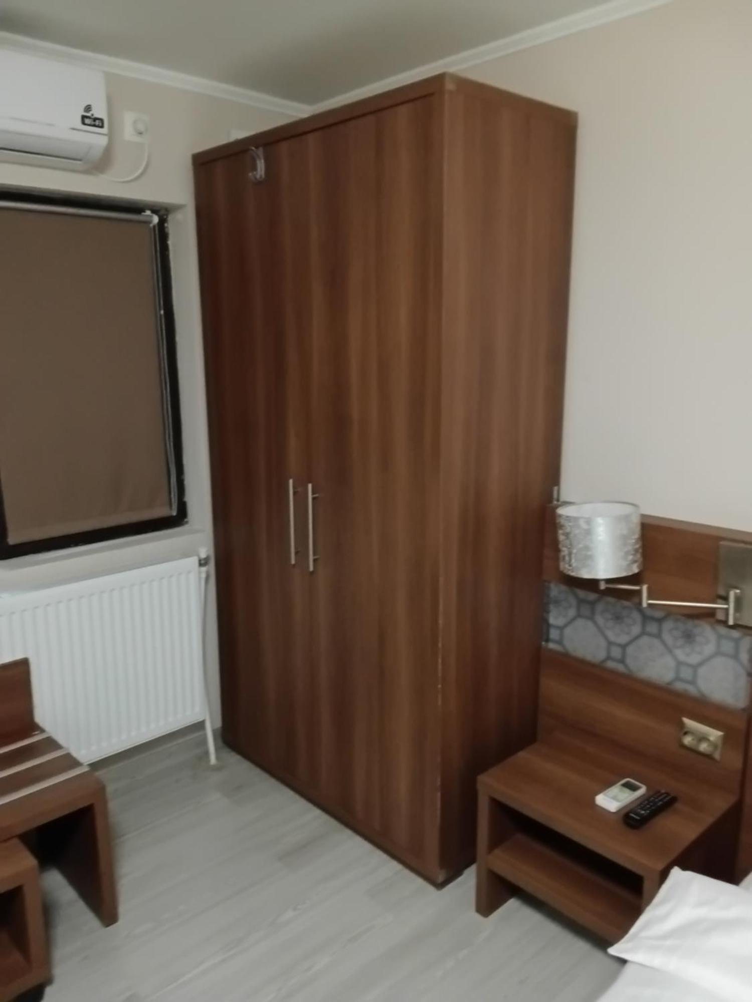 Aura'S West Accommodation Private Parking In Front Yard ブカレスト エクステリア 写真