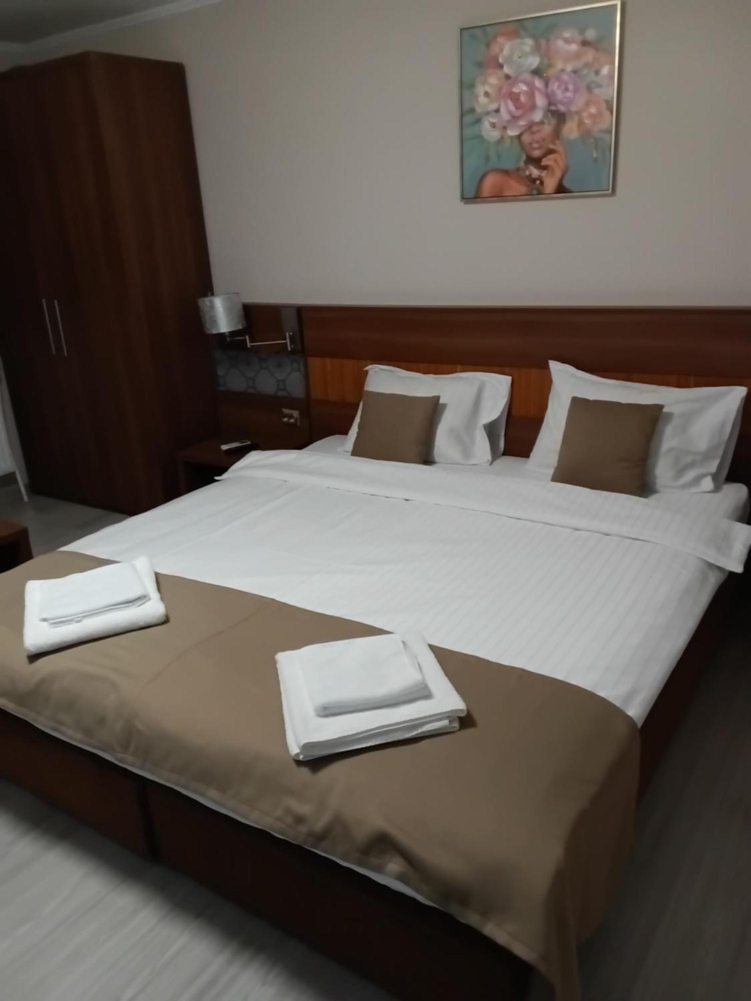 Aura'S West Accommodation Private Parking In Front Yard ブカレスト エクステリア 写真